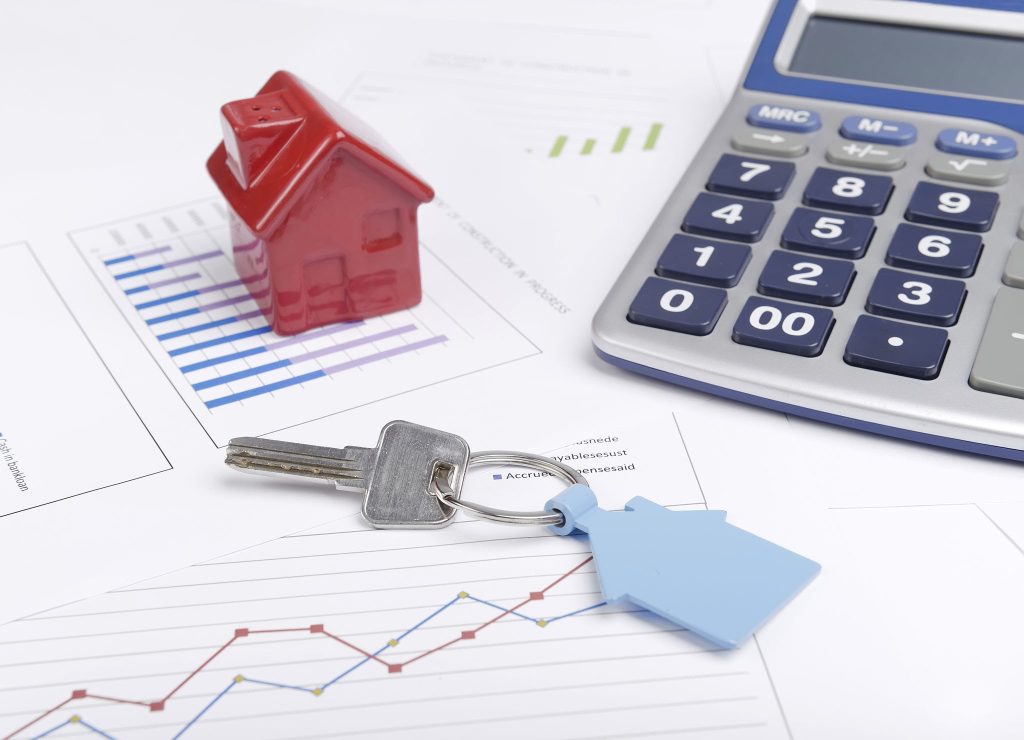 Comparatif investissement : Clés d'appartement posées sur un graphique financier, illustrant le choix entre l'immobilier locatif classique et la SCPI pour votre gestion de patrimoine.
