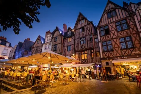 Immeubles anciens sur la Place Plumereau à Tours : une valeur sûre pour l'investissement immobilier locatif et la gestion de patrimoine en centre-ville